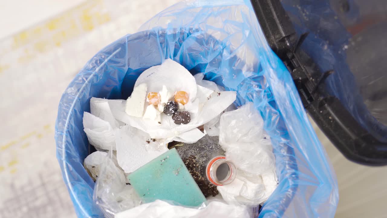 desperdicio de comida en la basura. desperdicio de comida.