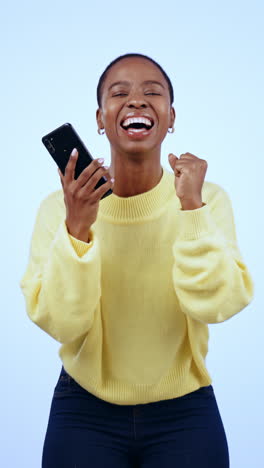 Afrikanische-Frau,-Telefon-Und-Feier-Im-Studio