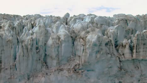 panoramica lungo la piattaforma di ghiaccio del ghiacciaio