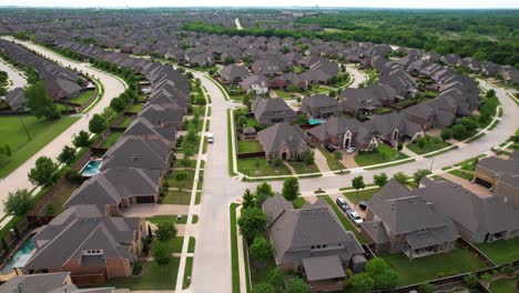 imágenes aéreas de varias casas en el barrio de la ciudad de trophy club en texas