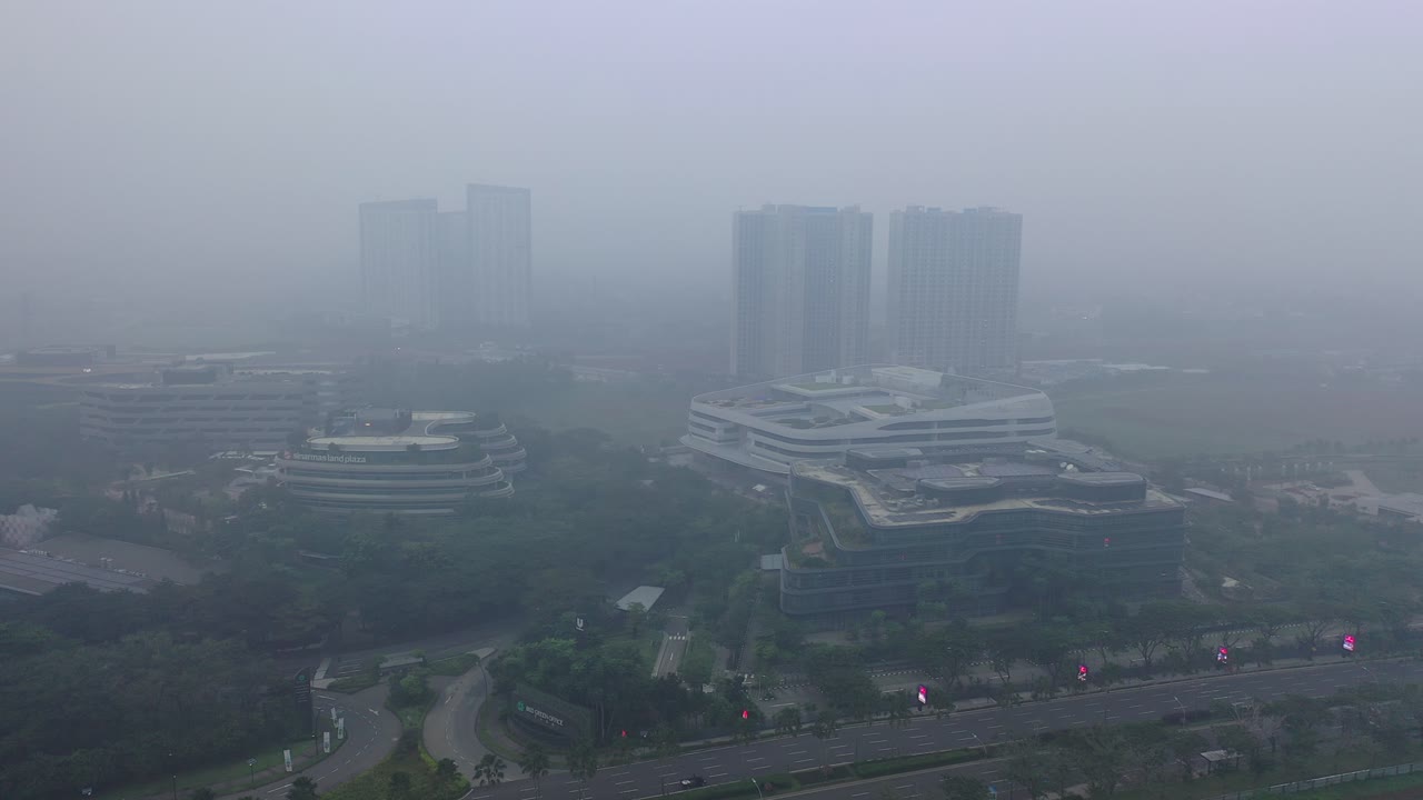 건설 현장과 함께 안개가 가득한 도시 풍경