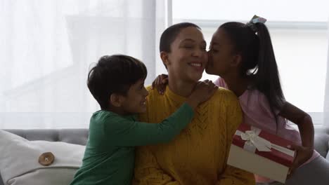 Familia-Disfrutando-Del-Tiempo-Libre-En-Casa