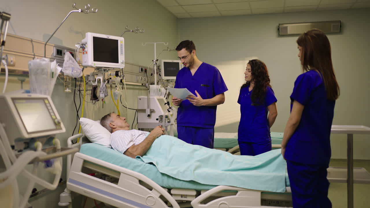 Personale medico che assiste un paziente in una stanza d'ospedale