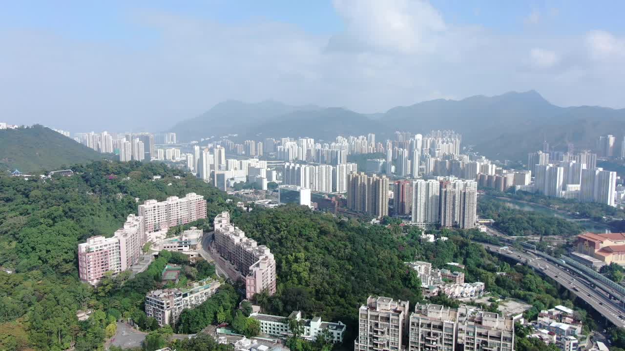 vista aérea de mega edificios residenciales frente al mar de sha tin de hong kong
