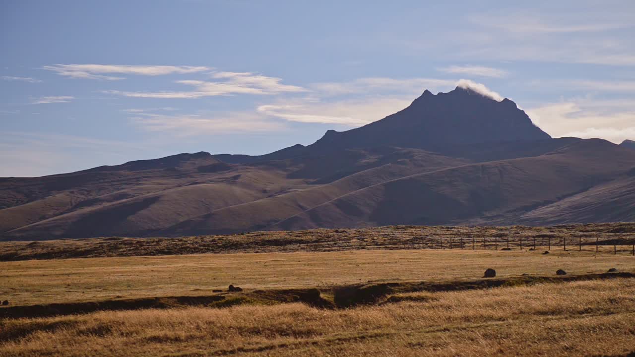 Vista del paesaggio con campi e montagne nel Parco nazionale del Cotopaxi, Ecuador