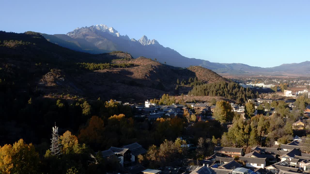 ciudad antigua de shuhe en la base de la montaña nevada del dragón de jade, vista aérea ascendente