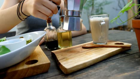 Frau-Bereitet-Kaffee-Auf-Dem-Tisch-Im-Restaurant-4k-Zu