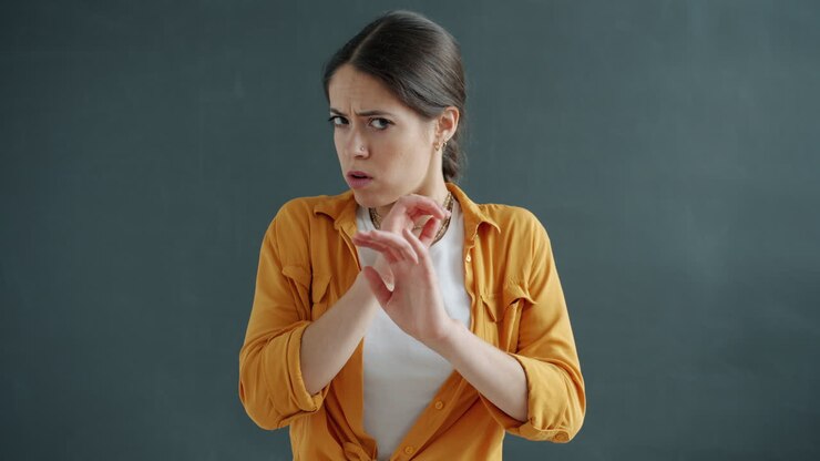 Donna che mostra disgusto e paura