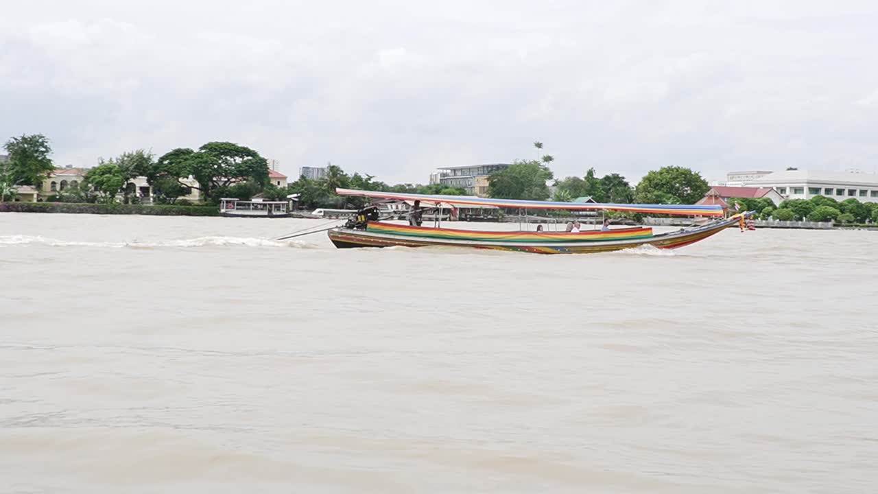 un barco de transporte más pequeño conduciendo hacia el sur en