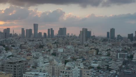 los rascacielos de tel aviv panorama del paisaje urbano al atardecer, vista aérea