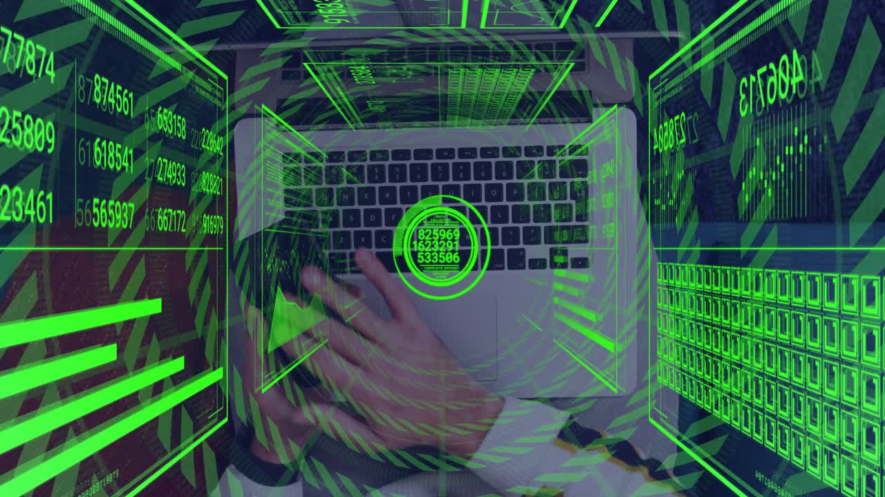 Udvikler holder telefon over bærbar computer, mens hænderne bevæges, hvilket får grønne HUD-målpaneler til at opdatere data.
