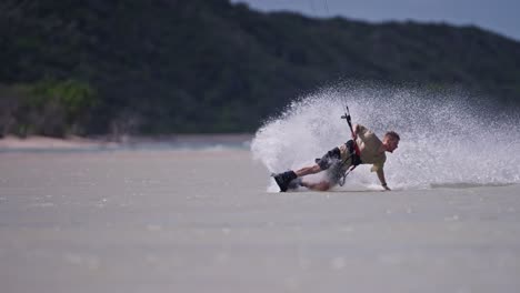 Zeitlupen-Tracking-Panorama-Folgt-Kiteboard-Surfer,-Der-Sich-Eng-Um-Das-Spritzende-Wasser-Dreht