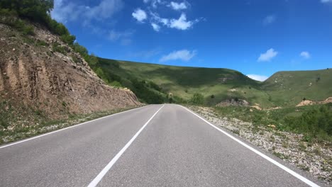 Conducir-Un-Coche-Por-Una-Carretera-Serpenteante.