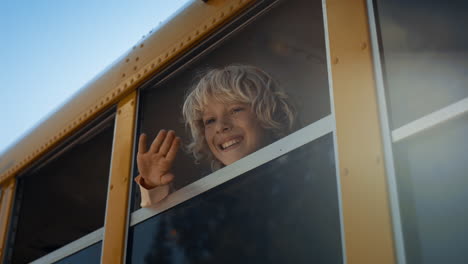 Niño-De-Escuela-Saludando-Por-La-Ventana-Del-Autobús-Escolar-De-Cerca.-Niño-Diciendo-Adiós-A-La-Madre.