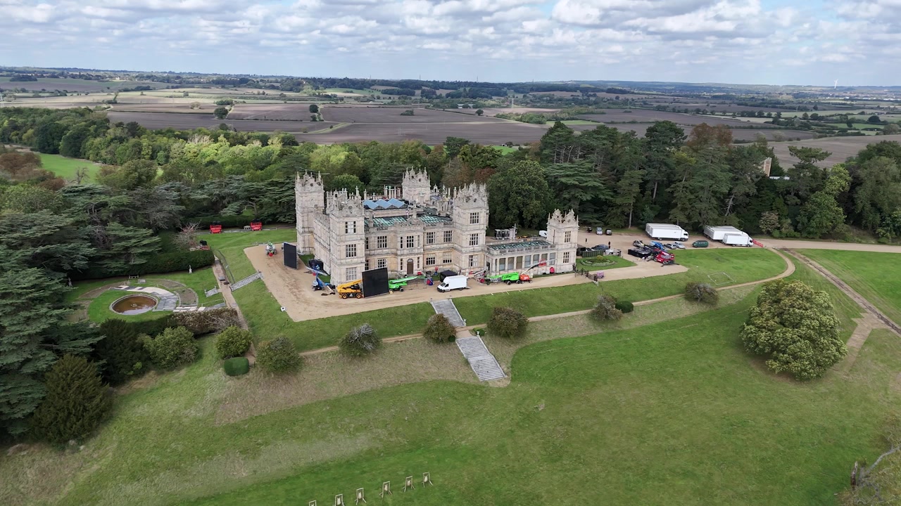 Mentmore Towers, en historisk herregård, bliver i øjeblikket renoveret i Buckinghamshire, England - Luftfoto fra drone.