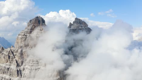 hermosos picos de la cima de la montaña nublada de ensueño en dolomitas, italia