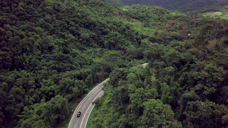 concepto logístico vista aérea de la carretera rural - autopista que atraviesa la serena y exuberante vegetación y el follaje del bosque tropical lluvioso paisaje montañoso
