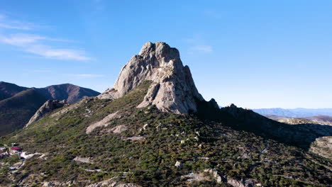 Schuss-Von-Drohne-Und-Ansicht-Von-Peña-De-Bernal-In-Queretaro