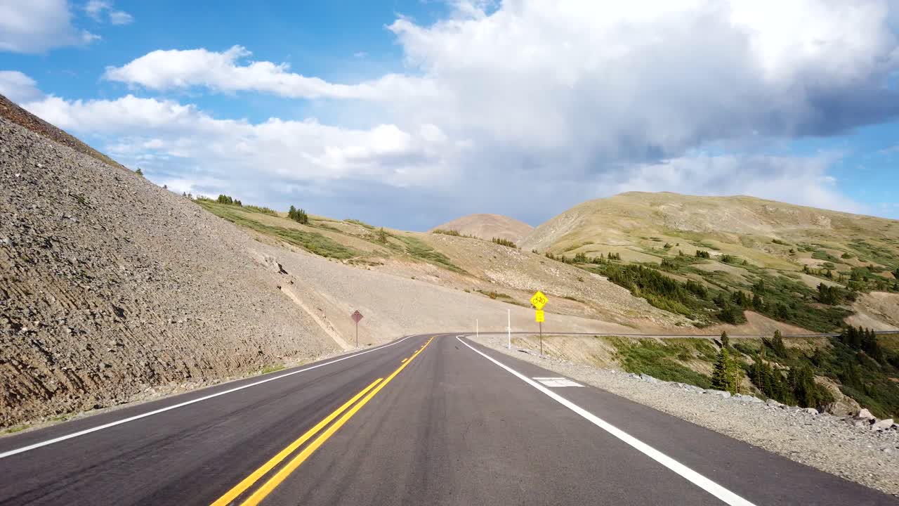 imágenes pov de conducción en las montañas rocosas de colorado