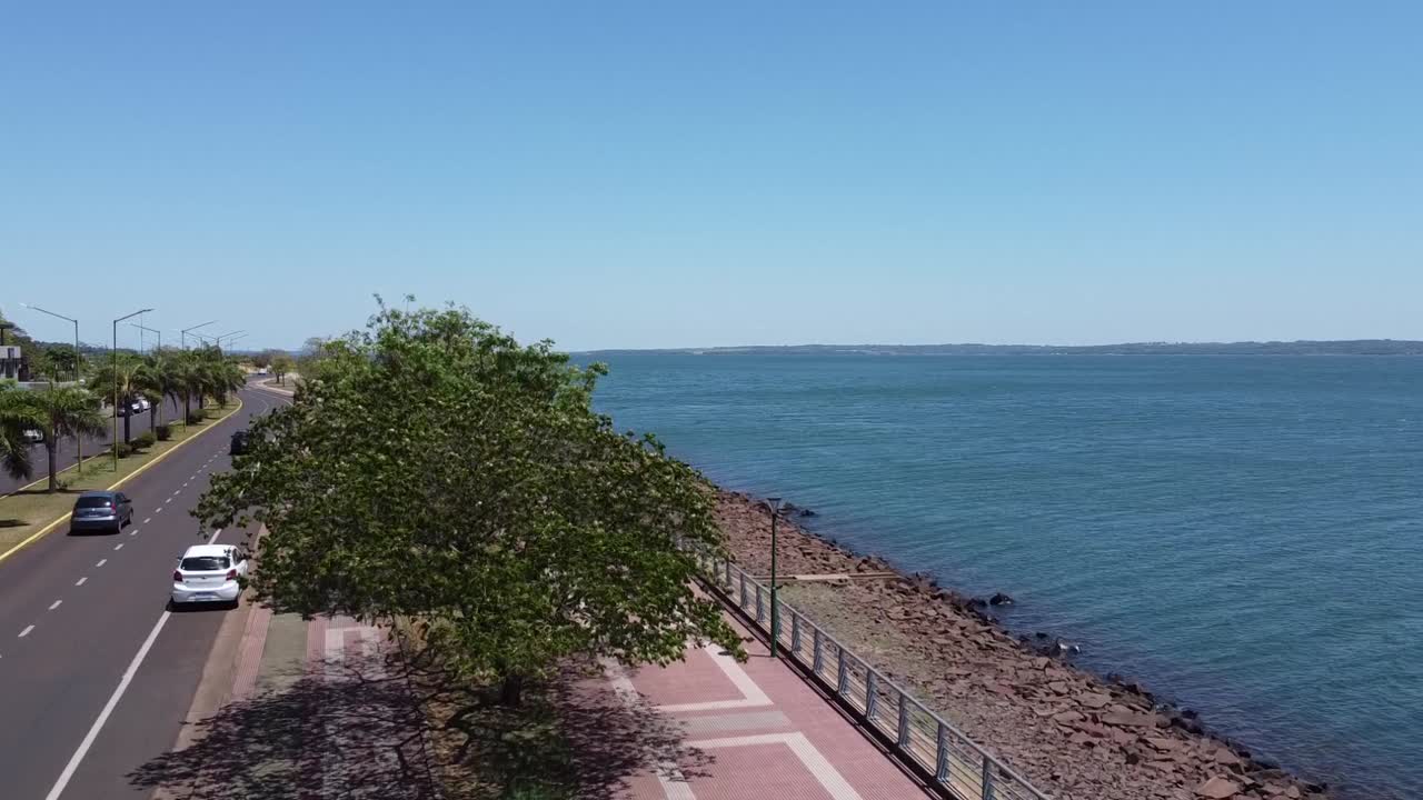 conduciendo por las calles de posadas en la orilla del río paraná, argentina
