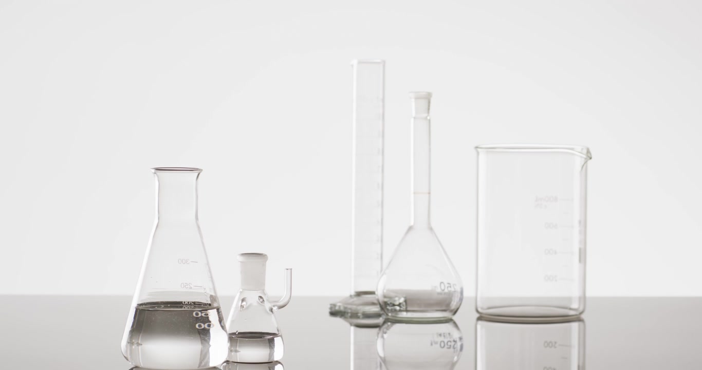 Video af laboratorieglas og -skåle med plads til tekst på hvid baggrund