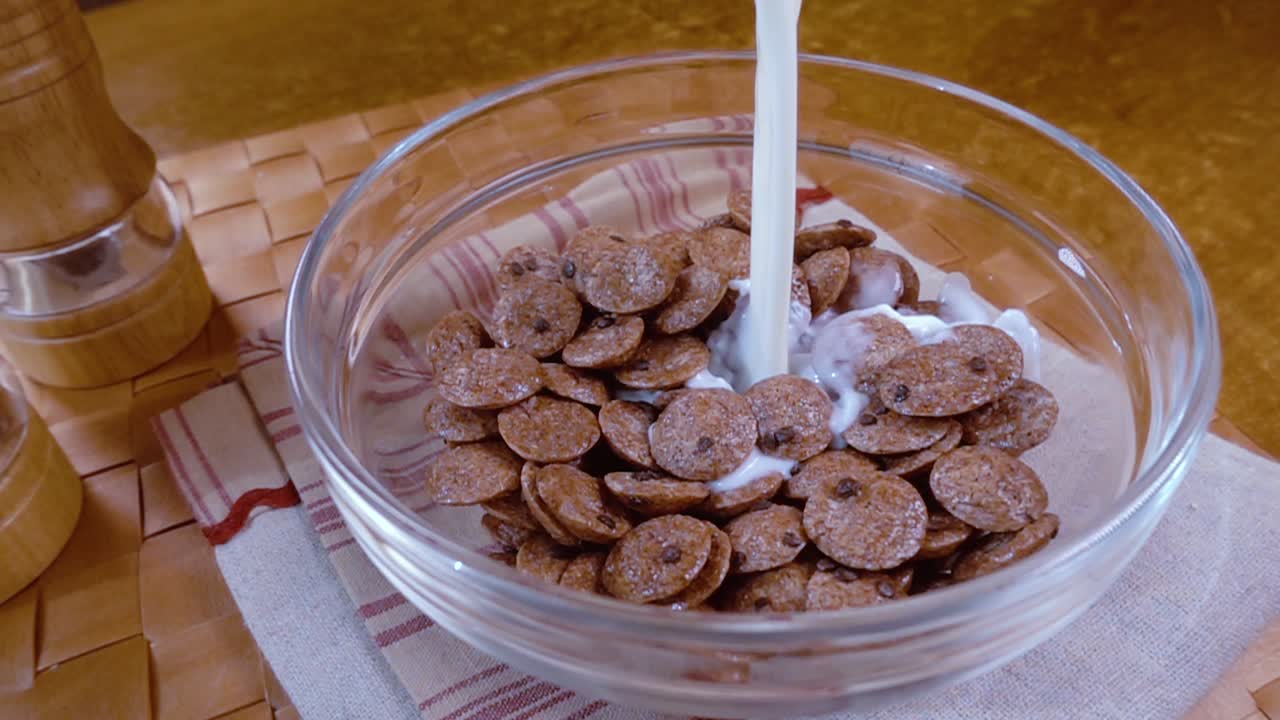 아침에 우유와 함께 맛있는 아침 식사를 위해 그 ⁇ 한 초콜릿 플레크를 그 ⁇ 에 넣습니다. 회전 추적  ⁇ 으로 느린 동작.