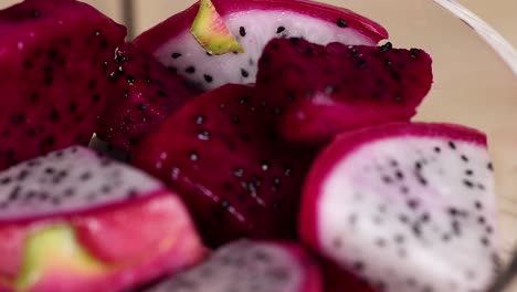 primer plano de las rebanadas de frutas de dragón vibrantes