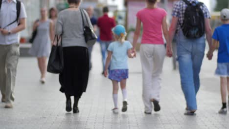 personas caminando por una calle de la ciudad