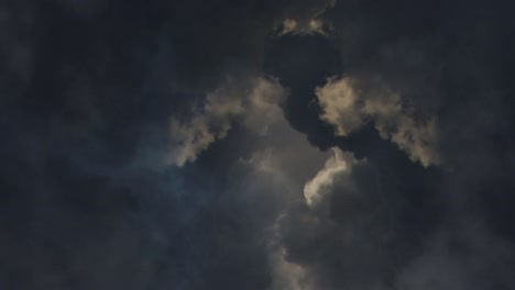 hubo una tormenta con un relámpago en las espesas nubes cumulonimbus