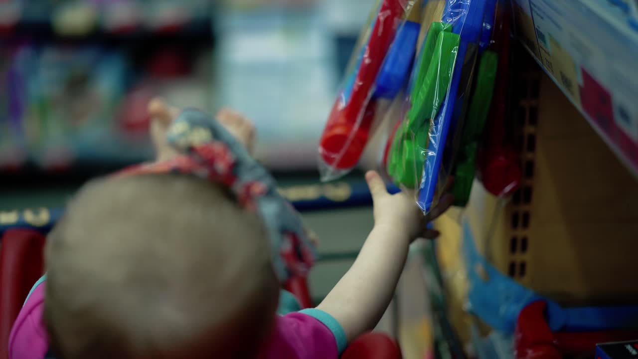 niño se sienta en una silla especialmente equipada 12
