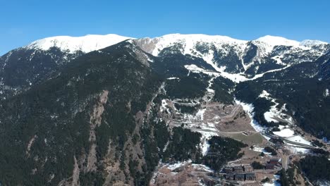 vistas aéreas de estaciones de esquí, diferentes paisajes y espectadores en andorra durante los tiempos de covid
