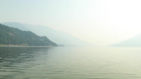 Rozando-El-Lago-En-Un-Bote-A-Motor-Durante-Un-Día-Realmente-Lleno-De-Humo-Debido-A-Los-Incendios-Forestales