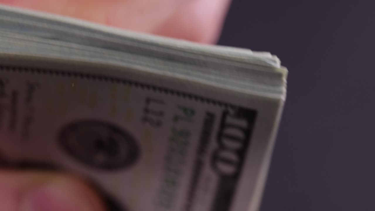 una cuenta de dinero en efectivo estadounidense de cien dólares