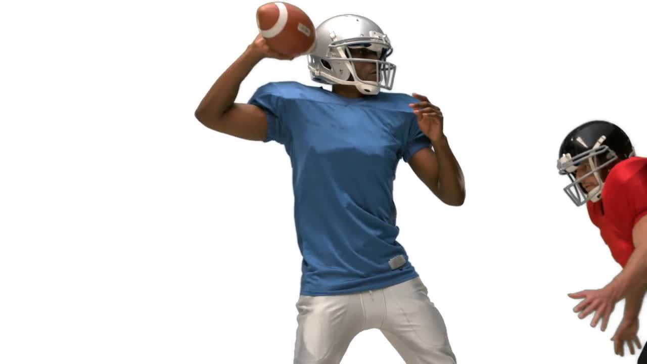Giocatore di football americano serio che placa per il pallone