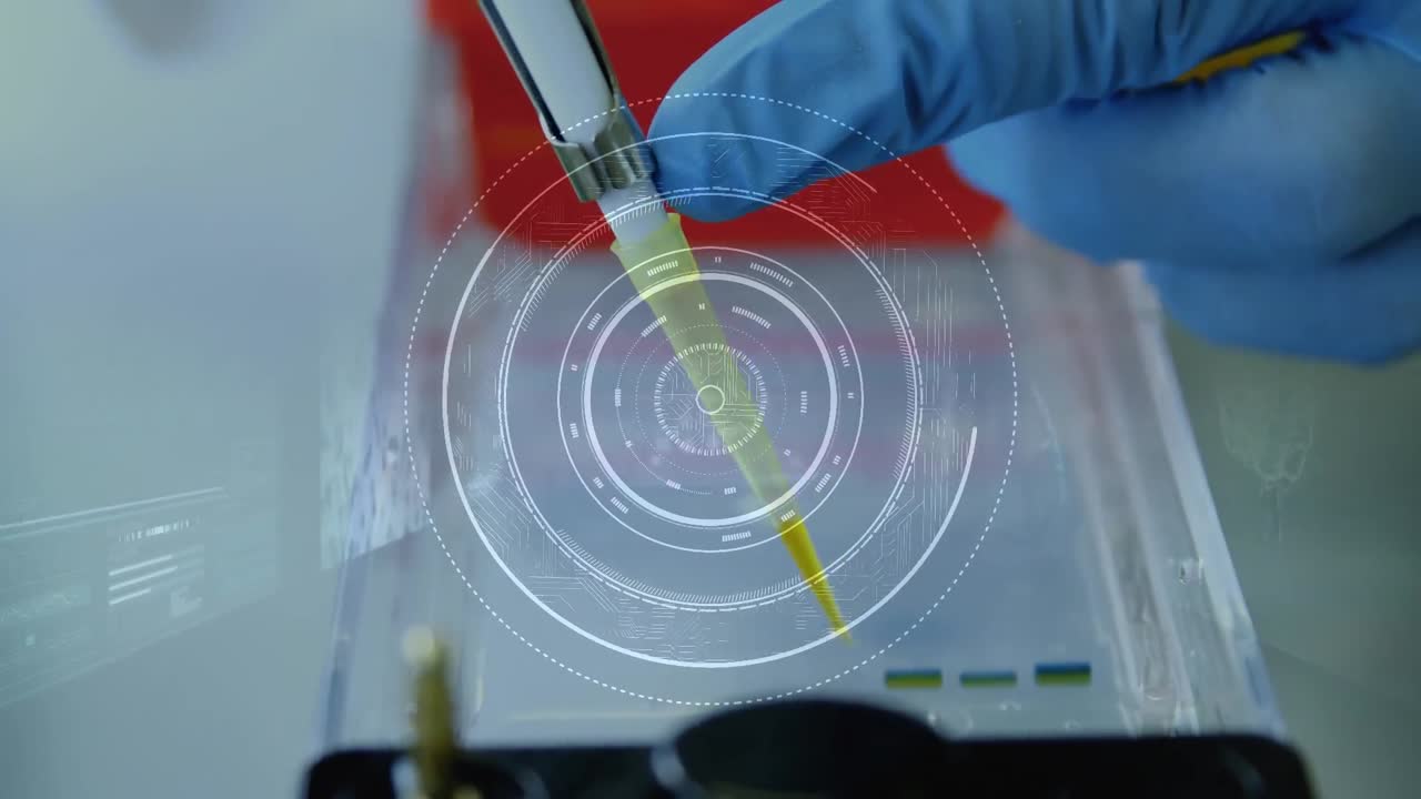 실험실에서 일하는 과학자의 클로즈업에 대한 스 ⁇  스캐닝과 데이터 처리 애니메이션