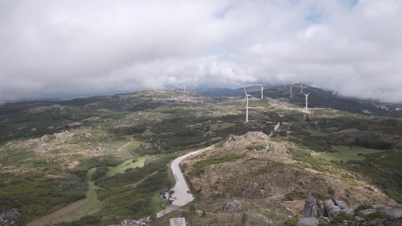 aerogeneradores eólicos vistos desde el mirador de caramulinho en un día nublado