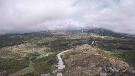 Aerogeneradores-Eólicos-Vistos-Desde-El-Mirador-De-Caramulinho-En-Un-Día-Nublado