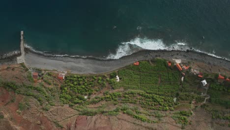 Tierras-De-Cultivo-Aisladas-Faja-Dos-Padres-En-La-Costa-Baja-De-Madeira,-Antena