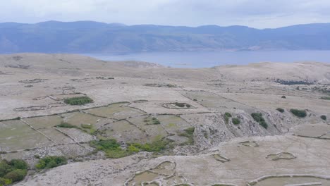 Toma-Aérea-De-La-Meseta-Lunar-En-Baska-En-La-Isla-De-Krk,-Croacia