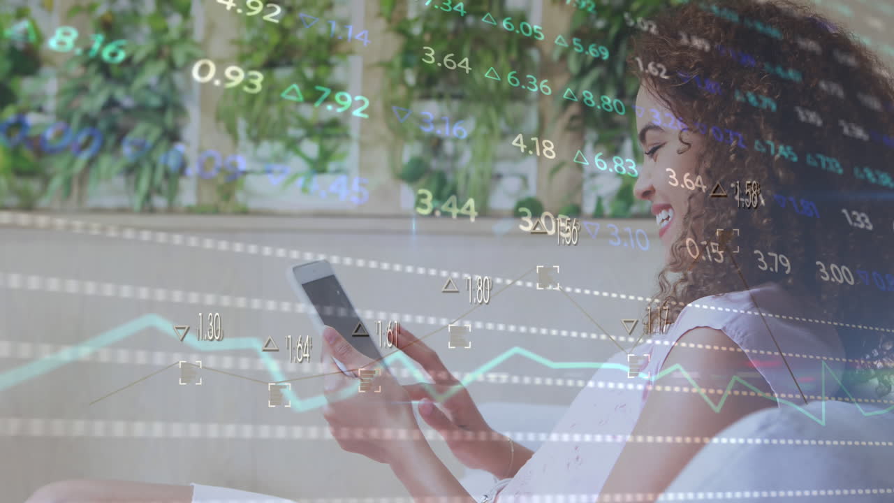 animación del procesamiento de datos del mercado de valores contra una mujer biracial usando una tableta digital en casa