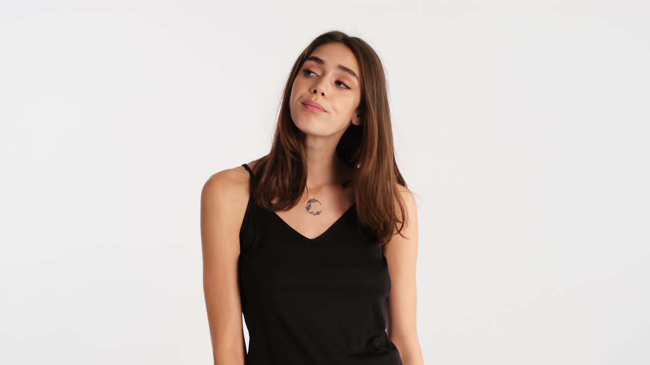 una mujer caucásica aburrida posando frente a la cámara.