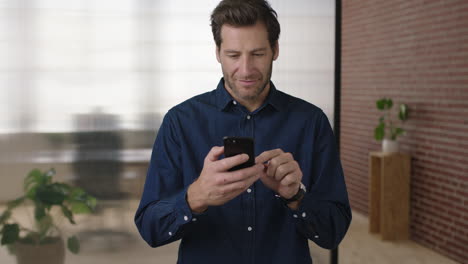 Retrato-De-Un-Atractivo-Joven-Hombre-De-Negocios-Caucásico-En-El-Espacio-De-Trabajo-De-Oficina-Enviando-Mensajes-De-Texto-Navegando-Usando-Redes-De-Teléfonos-Inteligentes-Disfrutando-De-La-Tecnología-Móvil