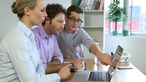 Geschäftsteam-Mit-Laptop-Und-Planung