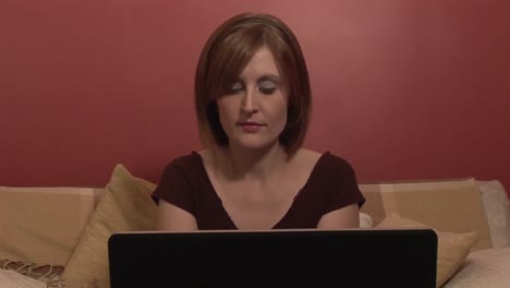 imágenes de una mujer trabajando desde casa