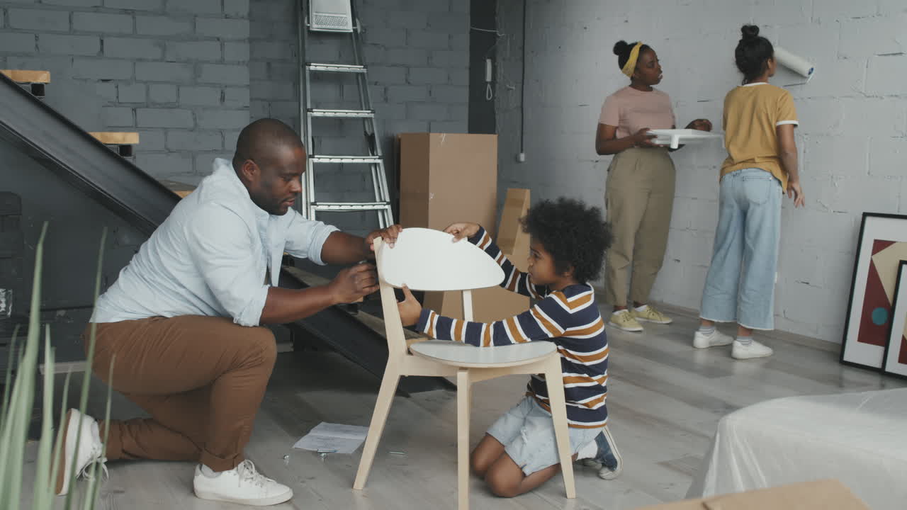 la familia se muda a un nuevo hogar