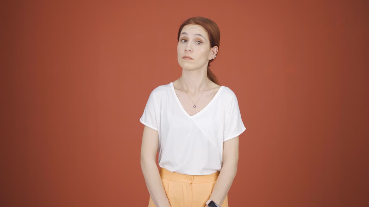 그녀가 듣는 소식을 좋아하지 않는 여성은 승인하지 않습니다.