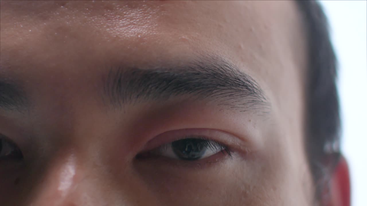 선택적으로 초점을 맞추는 사람의 눈을 클로즈업