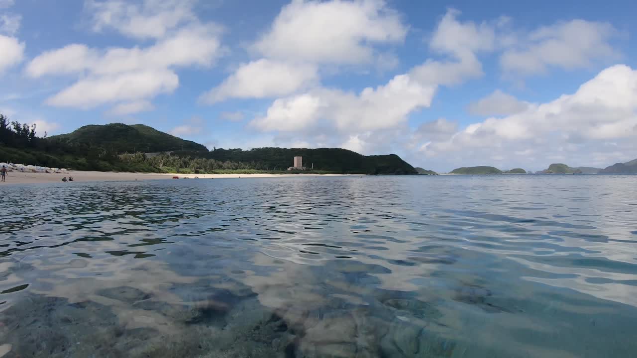 열대 섬 해변의 수위 보기