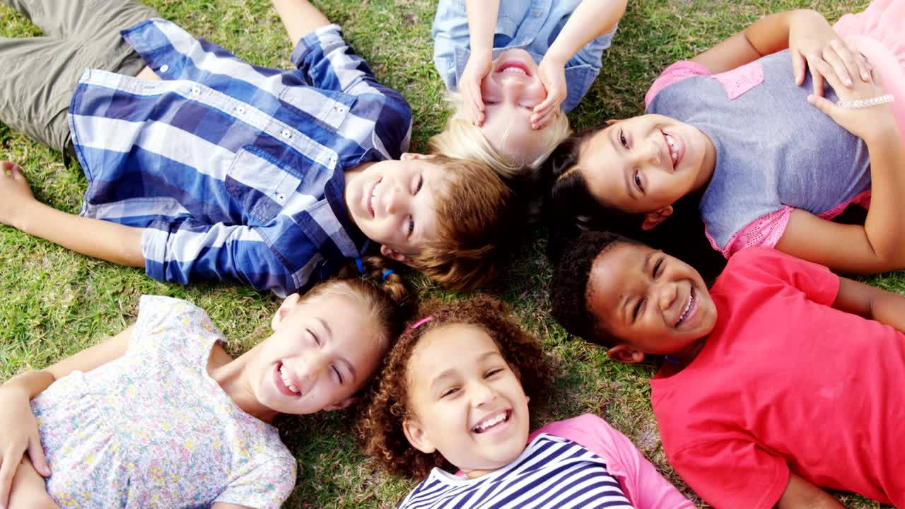 잔디에 누워 있는 행복한 친구들 4k