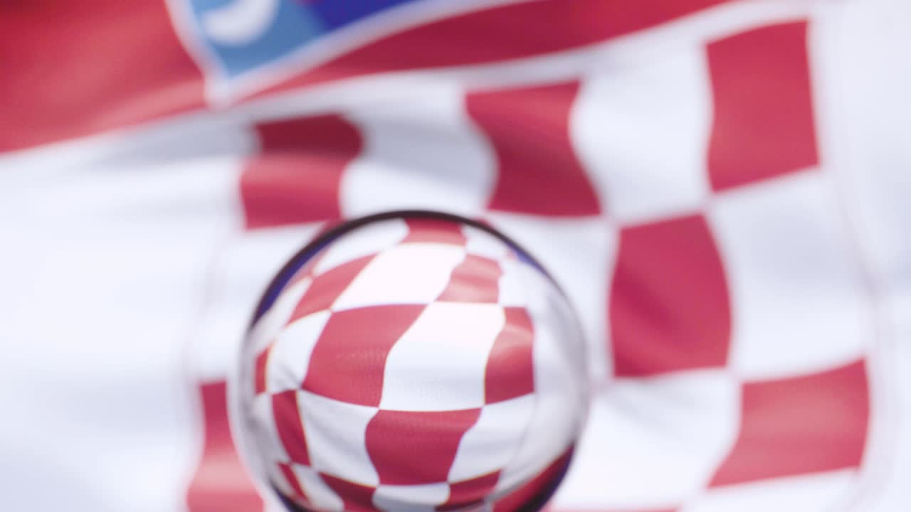 크로아티아 국기가 4k에서 파란 하늘을 향해 흔들리고 있습니다.